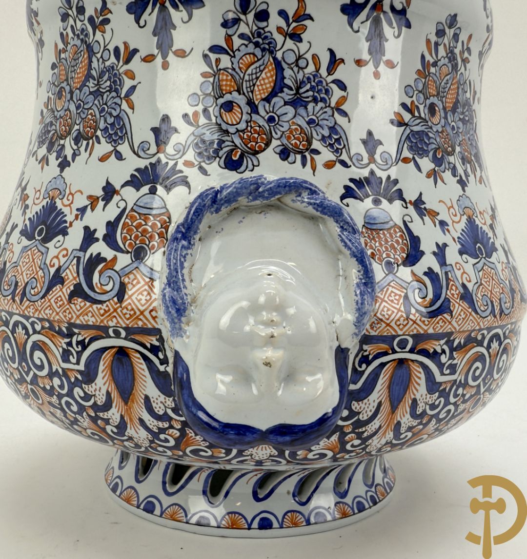 Dekselpotiche in geglazuurde keramiek, Rouan, onderaan gemerkt MD/E (Masse-Frères te Dèvres), bewerkt met cherubijnenkopjes opzij, rond 1900