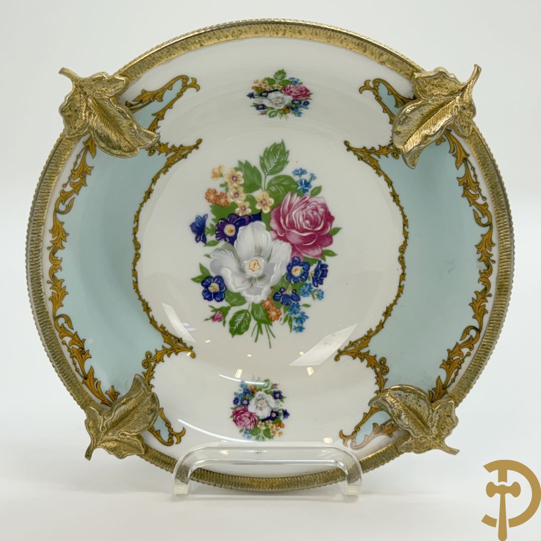 Mooi lot Limoges porselein bestaande uit grote en kleine Medici vaas met bloemendecor, 3 cache pots, bord, 2 coupes, Tas en schoteltje (9 stuks in totaal)