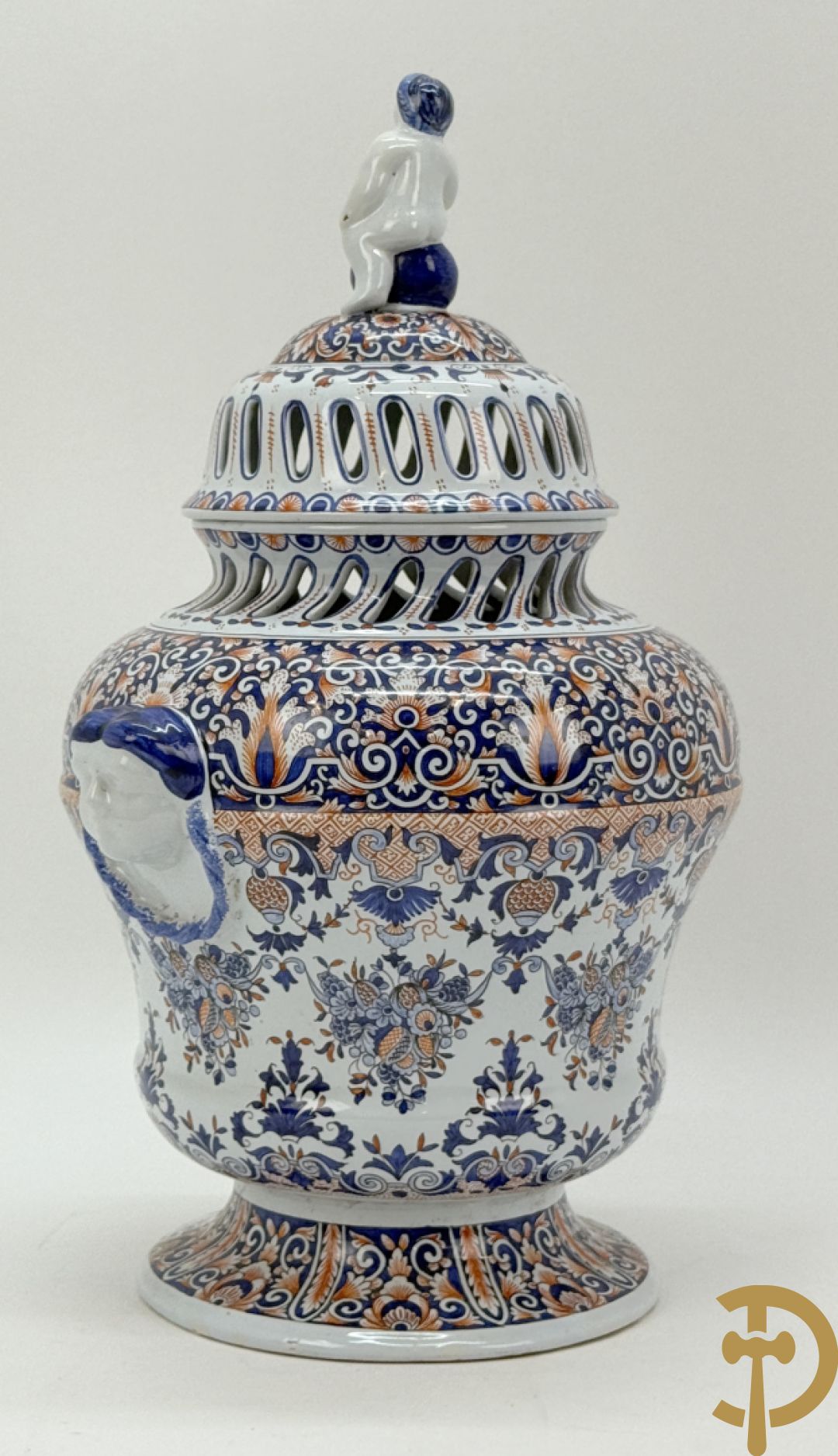 Dekselpotiche in geglazuurde keramiek, Rouan, onderaan gemerkt MD/E (Masse-Frères te Dèvres), bewerkt met cherubijnenkopjes opzij, rond 1900
