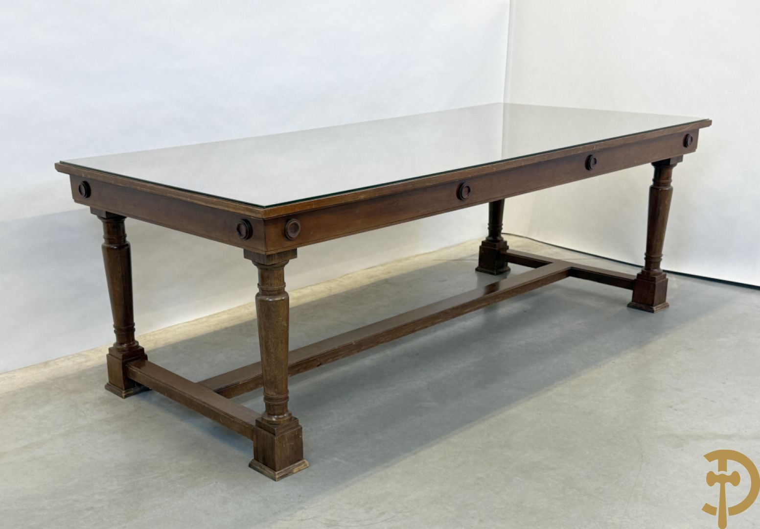 Notelaren tafel met glazen blad op vier ballustervormige poten - bezet met bollen op de zijkant