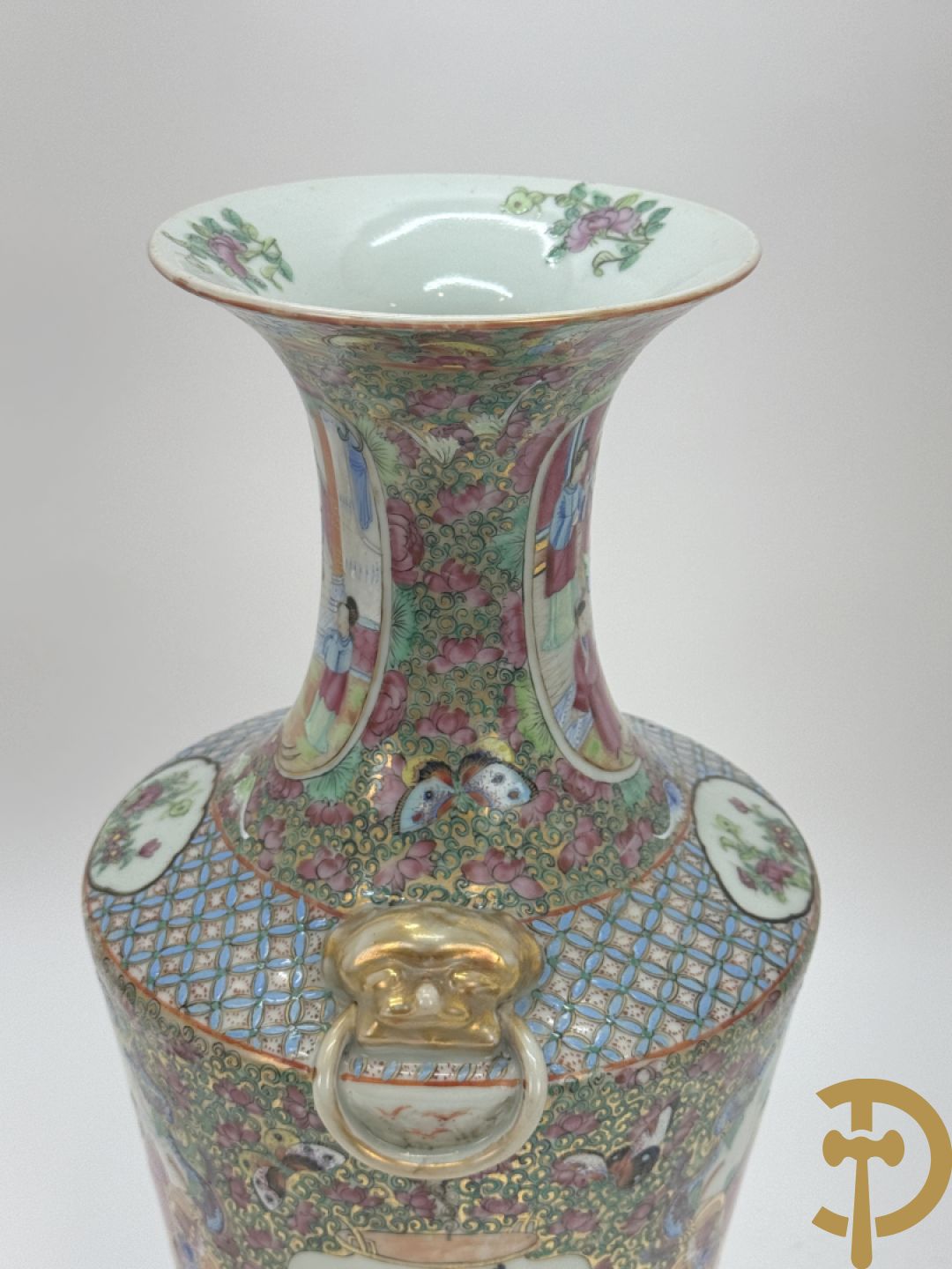 Paar Chinese porseleinen famille rose Kanton vazen met geanimeerd decor en zijdelings met fo honden