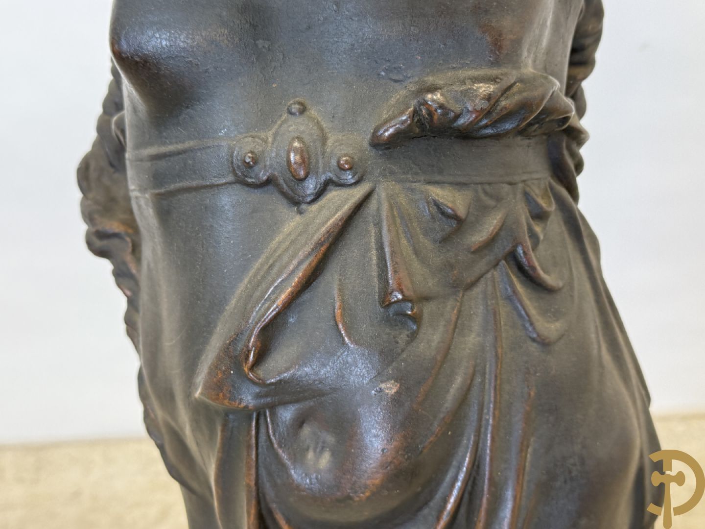 Gietijzeren gepatineerd beeld van cupido dragende een amfoor op het hoofd als lantaarn