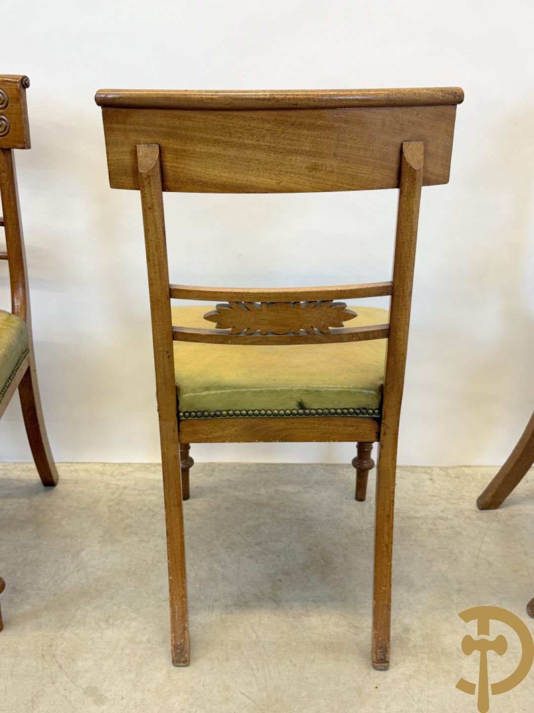 Set van 6 Engelse gondelvormige notelaren stoelen met lederen zitting