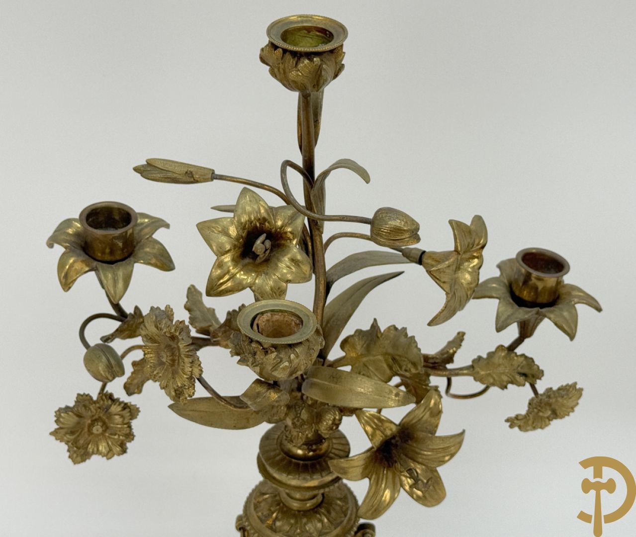Paar bronzen kandelaars met guirlande en bloemenmotieven