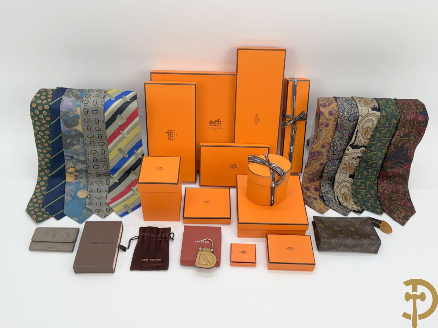 Elf lege doosjes van Hermes + Louis Vuitton sleutelhouder + kleine tas Louis Vuitton + herendassen w.o. Moschino, Zegna, Boss, Versace Gianni