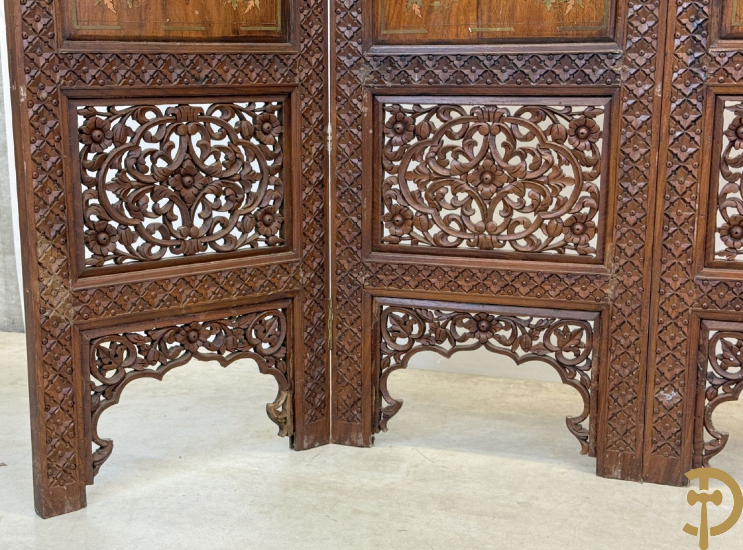 Hardhouten Aziatisch vierdelig kamerscherm met gesculpteerd ornament bovenaan en marketterie inleg midden
