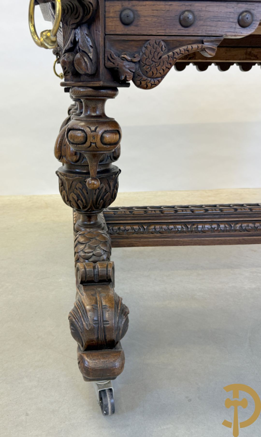 Massief eiken dolfijnetafel met knorrenlijst en leeuwenkoppen, Neo Renaissence stijl + 6 eiken stoelen met sculptuur