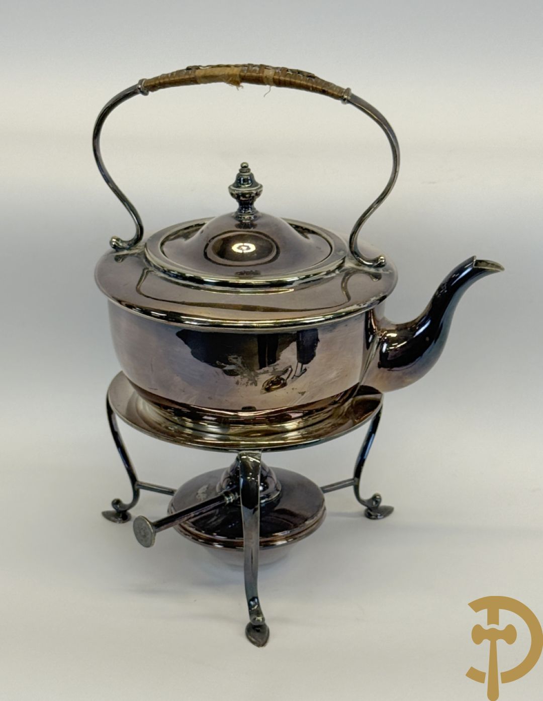Vijf verzilverde theekannen, 2 verzilverde samovar en verzilverde suikerpot