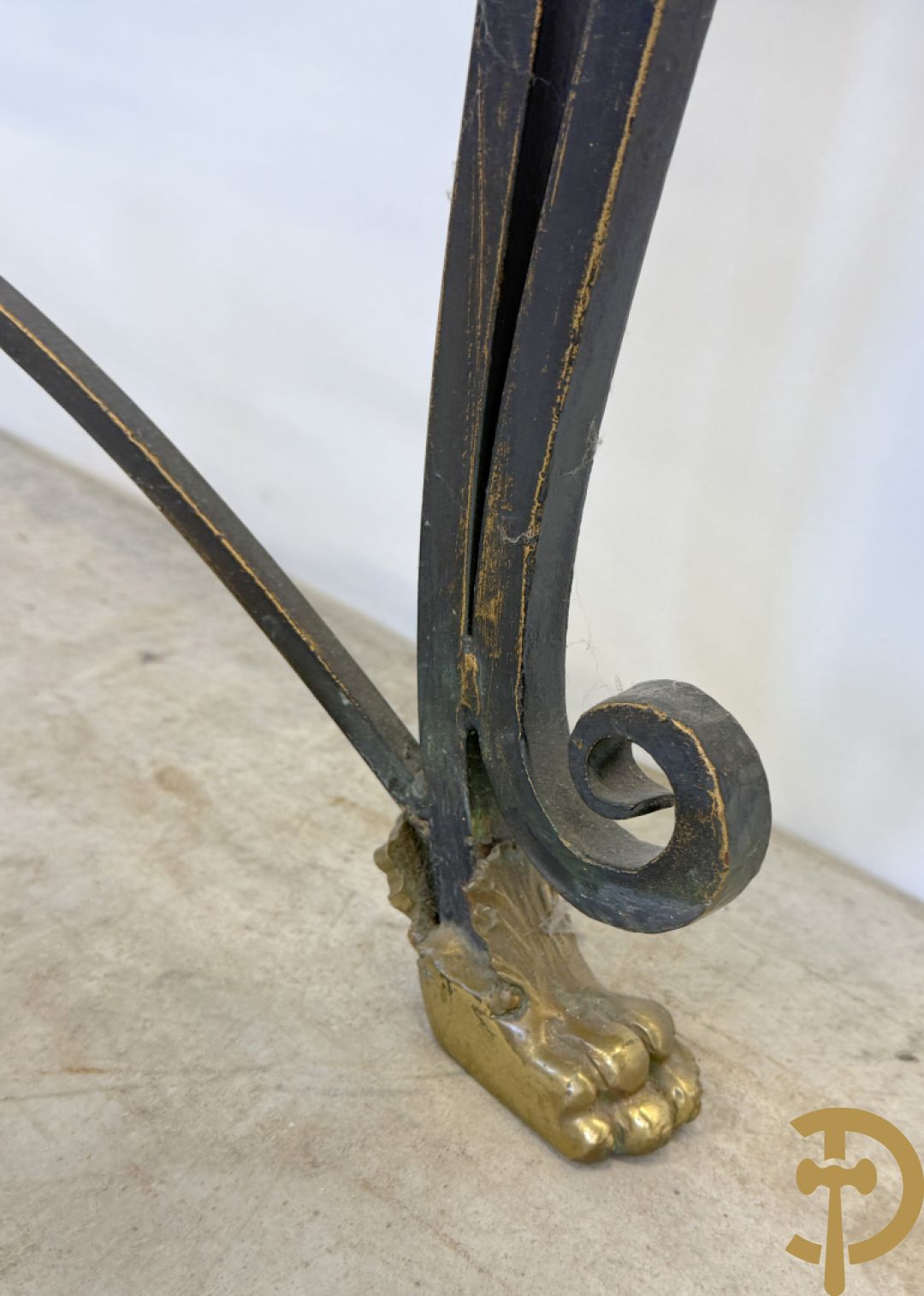 Gepatineerde smeedijzeren wandconsole met marmeren blad met inleg, op voluutvormige poten