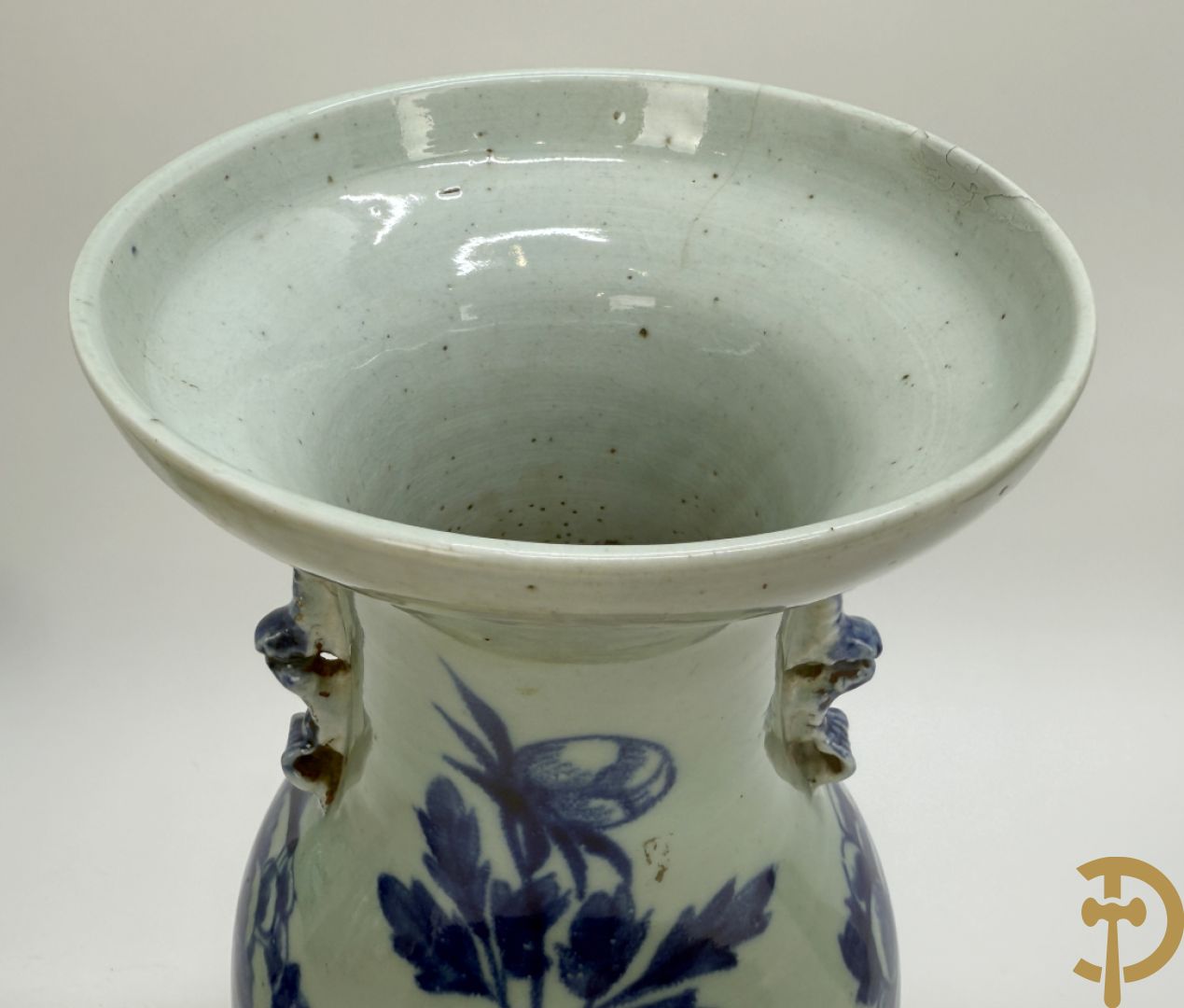 Paar Chinese porseleinen blauw/wit vazen met bloemendecor