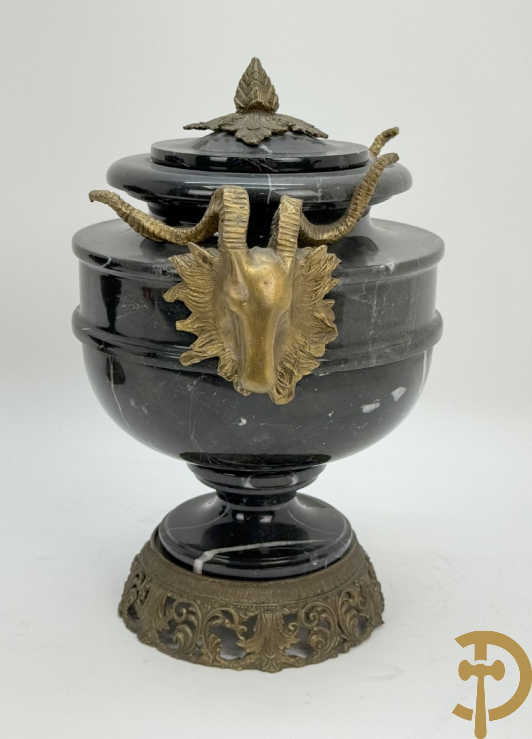 Paar marmeren cassolettes bezet met bronzen ramskoppen