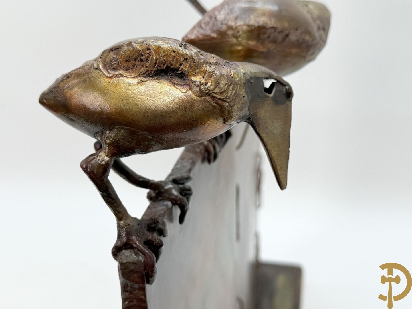 BEL J. getekend (Belaen Jean Pierre) Bronssculptuur met 4 vogels op schutting