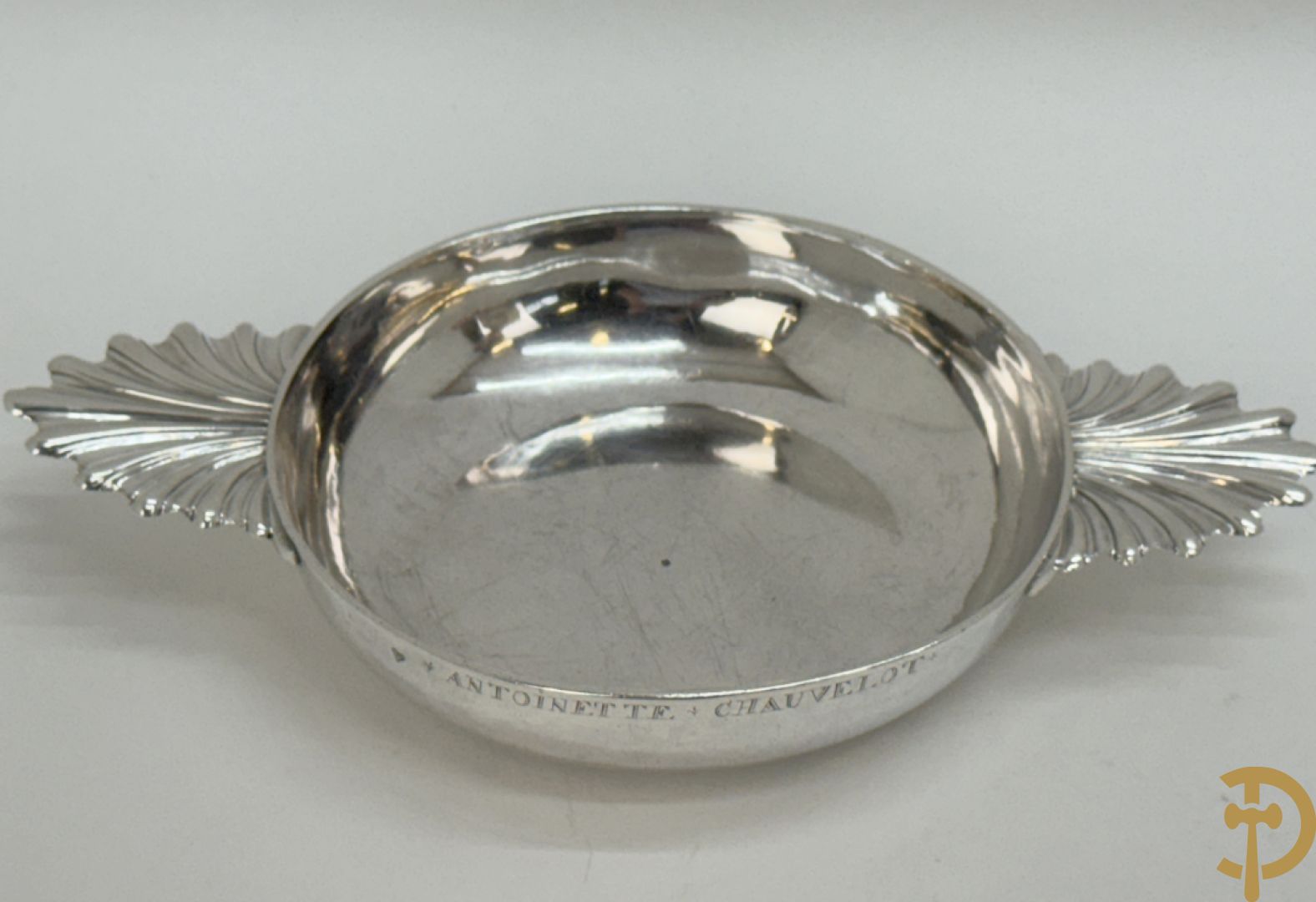 Massief zilveren schaal met handvaten in schelpvorm , Parijs 1752-1753, zilversmid Antoine Bailly, het meesterteken is aangebracht op beide handvaten en middenstuk, met décharge stempel paardenhoofd