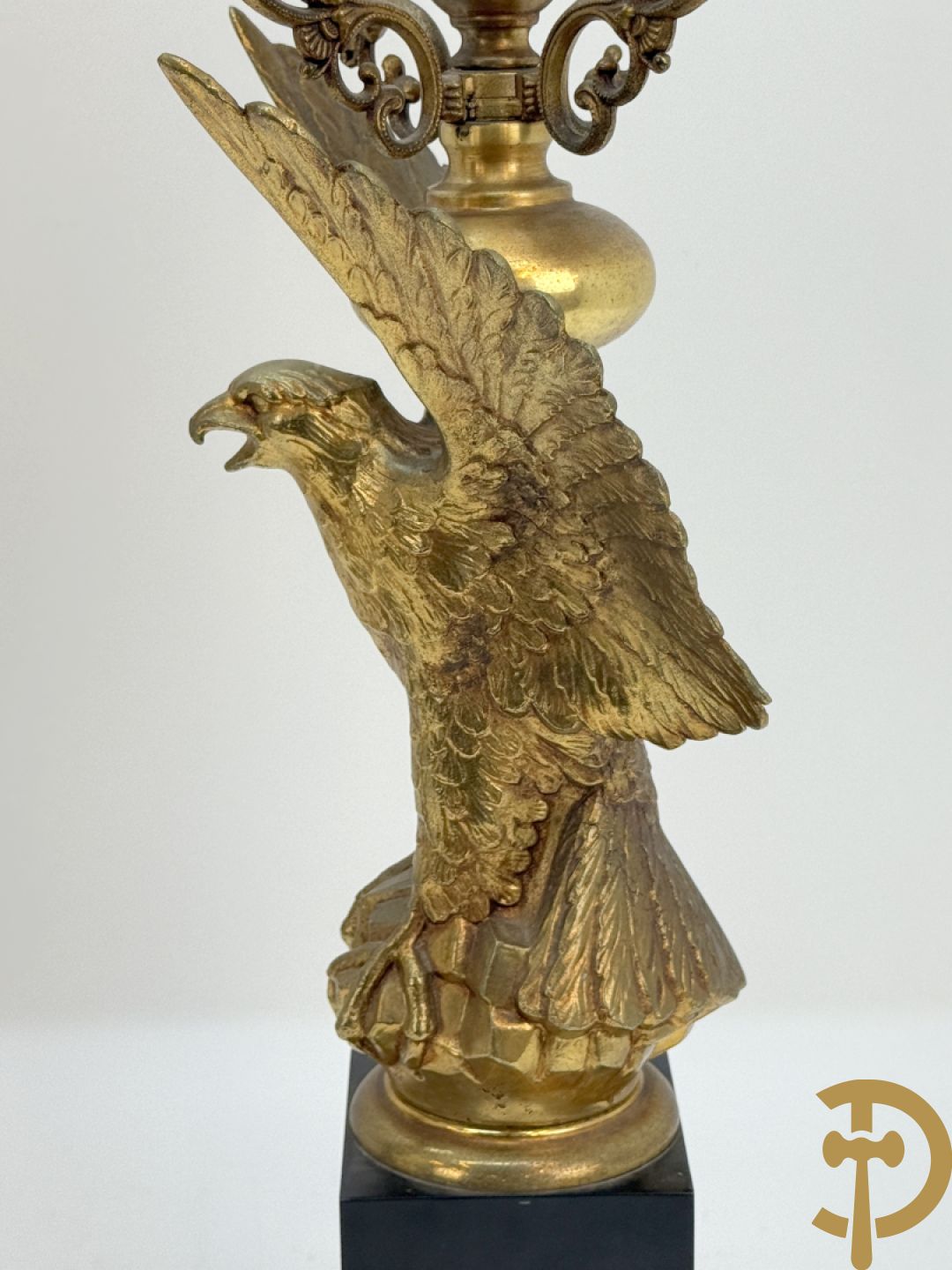 Paar vintage lampadaires met adelaar, bovenaan bekroond met 4 kaarsenhouders en lichtpunt