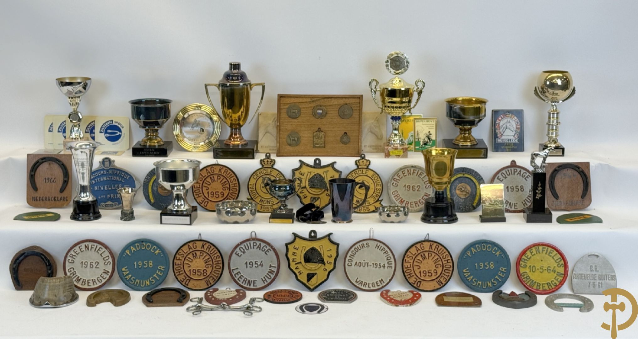 Verzameling memorabilia van paardenrennen, trofeeën en bekers