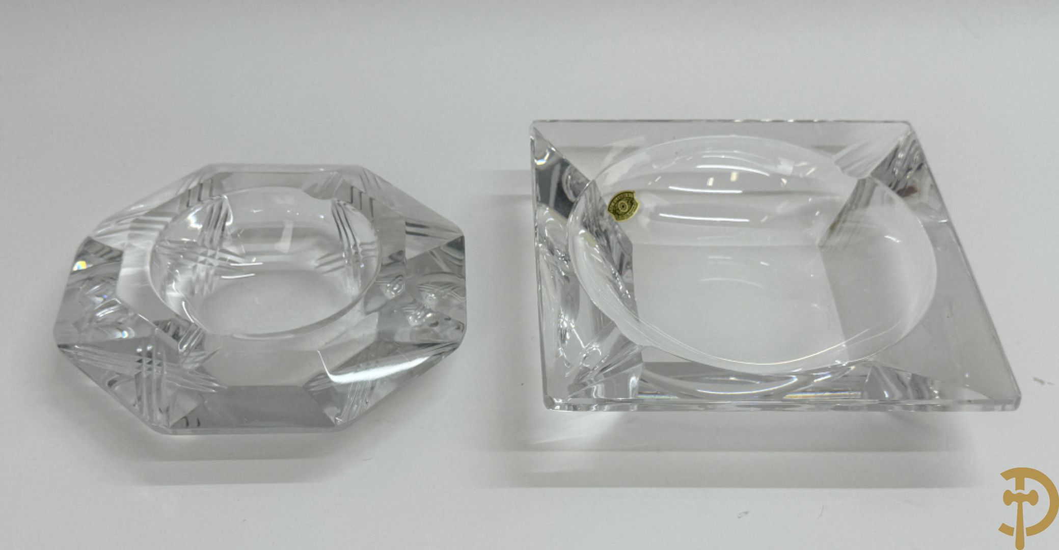 Mooi lot gekleurd Val Saint Lambert kristal bestaande uit 4 vazen, parfumstel (2 ledig), geslepen glas, coupe, onderzetters en 3 asbakken (14 stuks in het totaal)