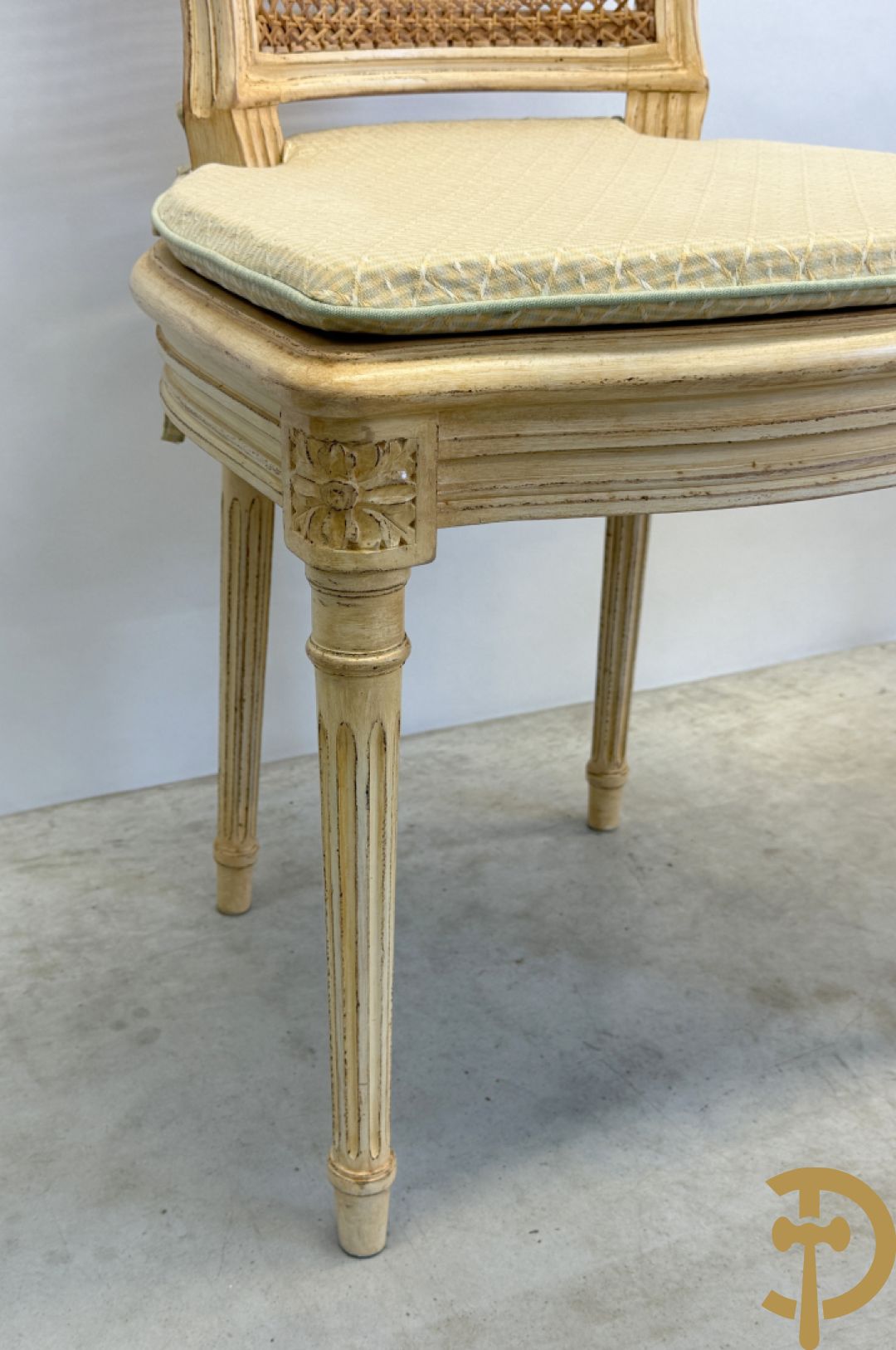 Ronde tafel met houtgesculpteerde korenaren, deels verguld, en glazen blad + 5 bijhorende Louis XVI stoelen met gecanneerde rug en zitting