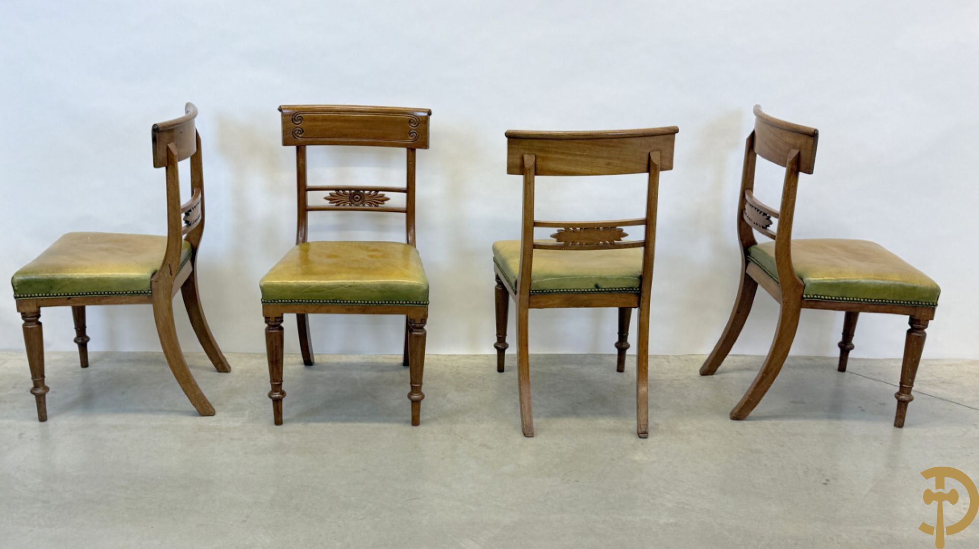 Set van 6 Engelse gondelvormige notelaren stoelen met lederen zitting