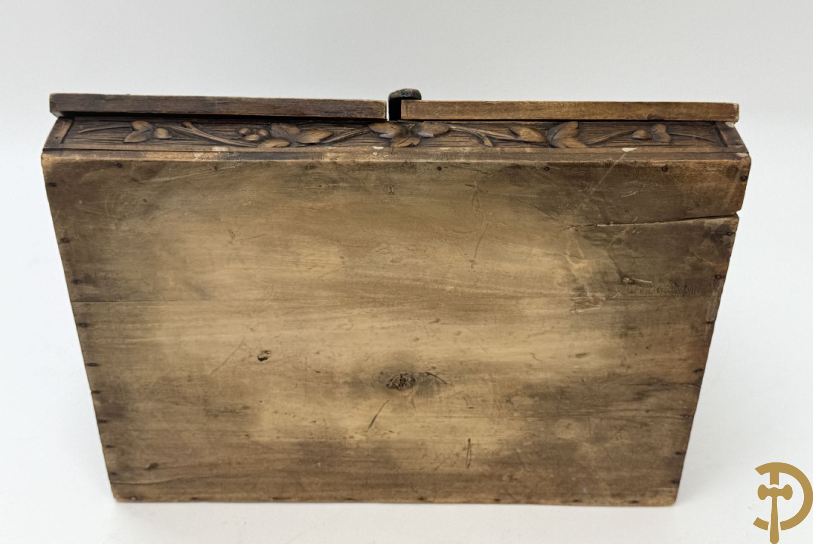 Houtgesculpteerde openklapbare brievenhouder met bloemensculptuur, laat 19e