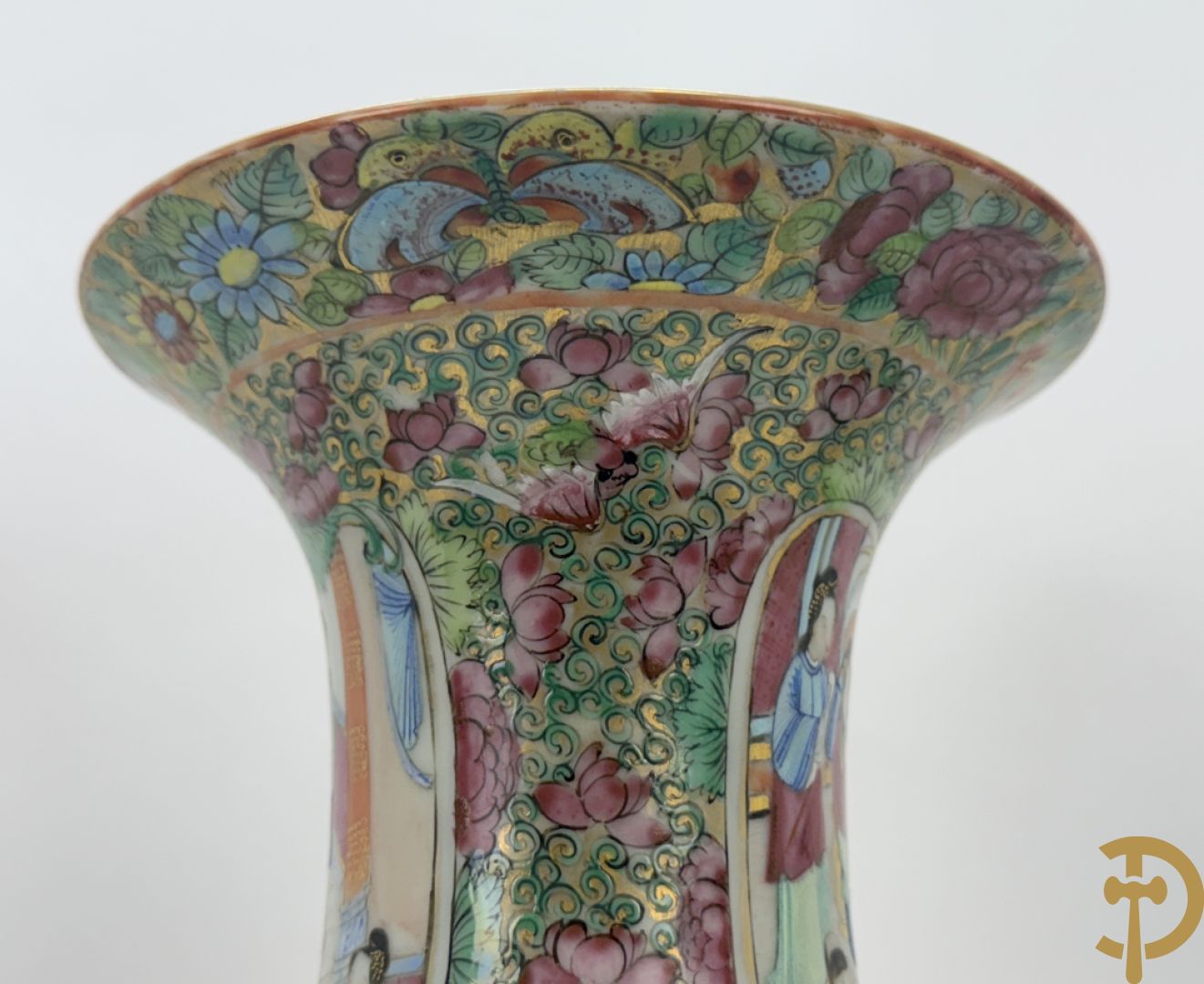 Paar Chinese porseleinen famille rose Kanton vazen met geanimeerd decor en zijdelings met fo honden