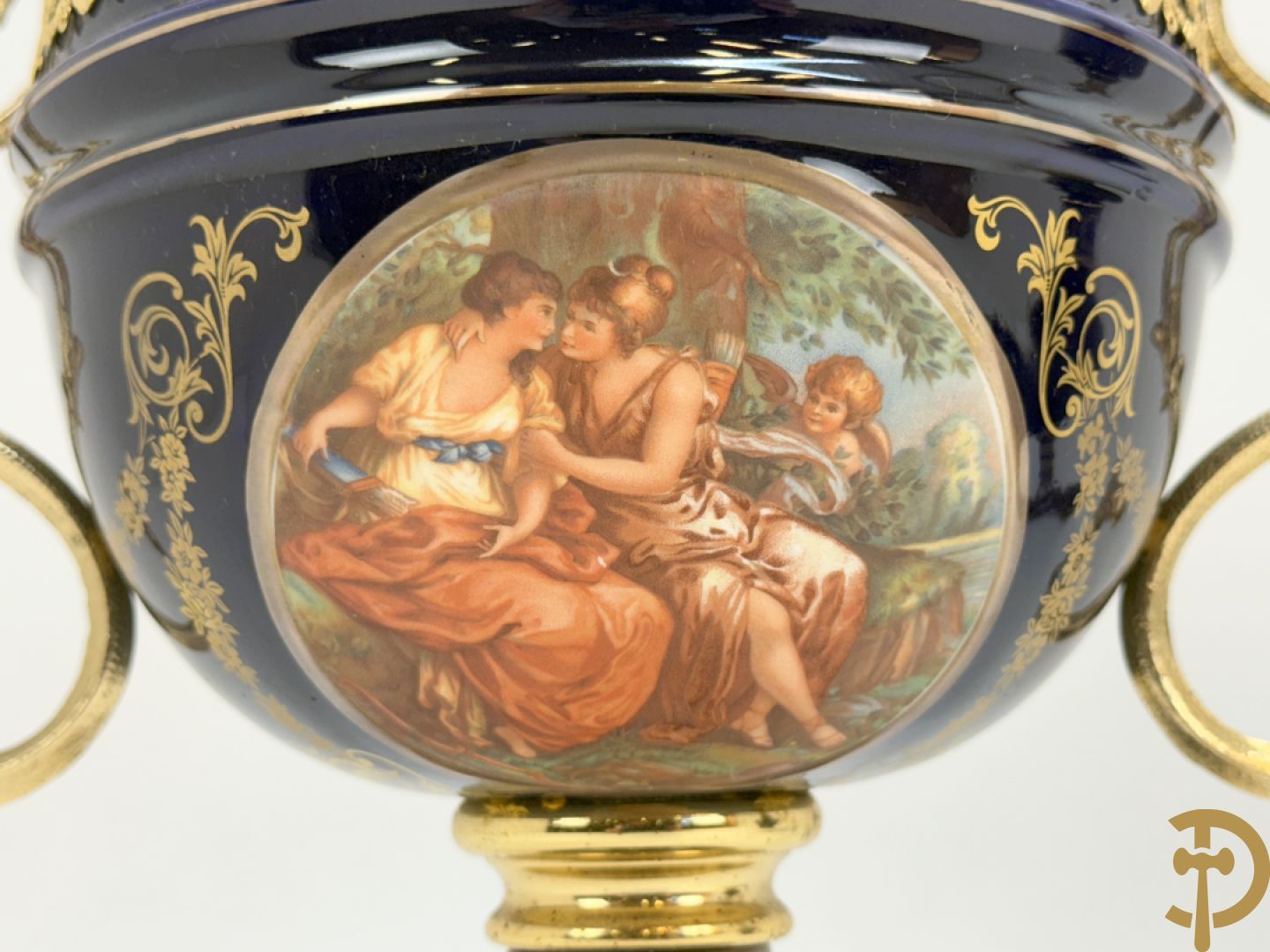Sèvres stijl dekselpotiche met koperen ornamenten en romantisch decor + lampadaire in Sèvres stijl met romantisch decor