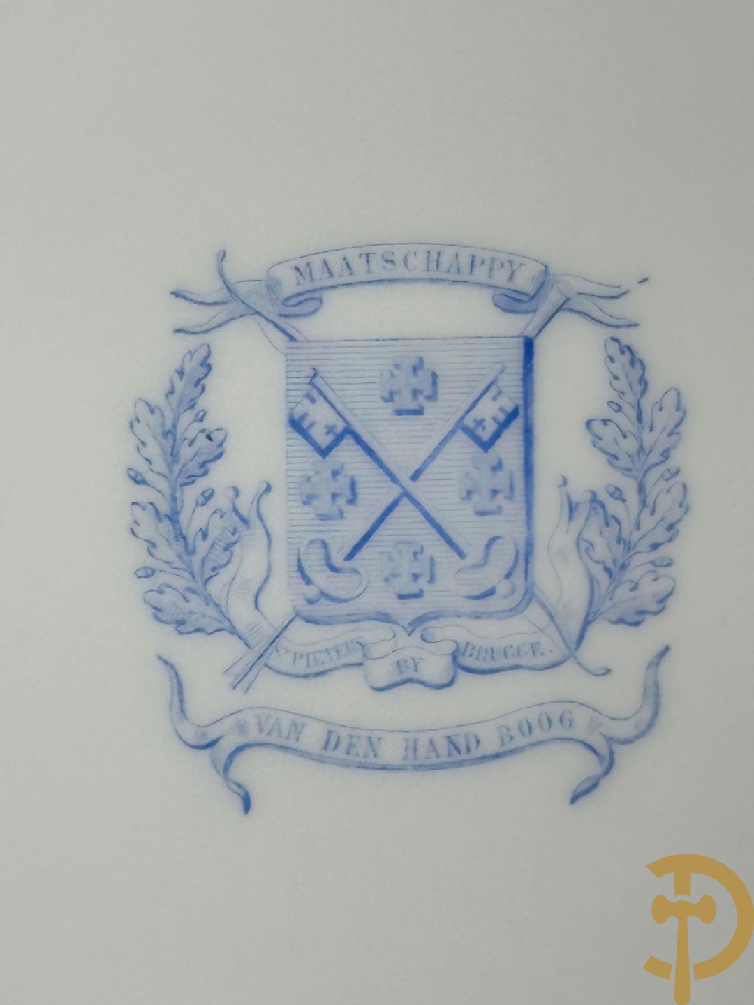 Acht porseleinen borden van boogschuttersgildes