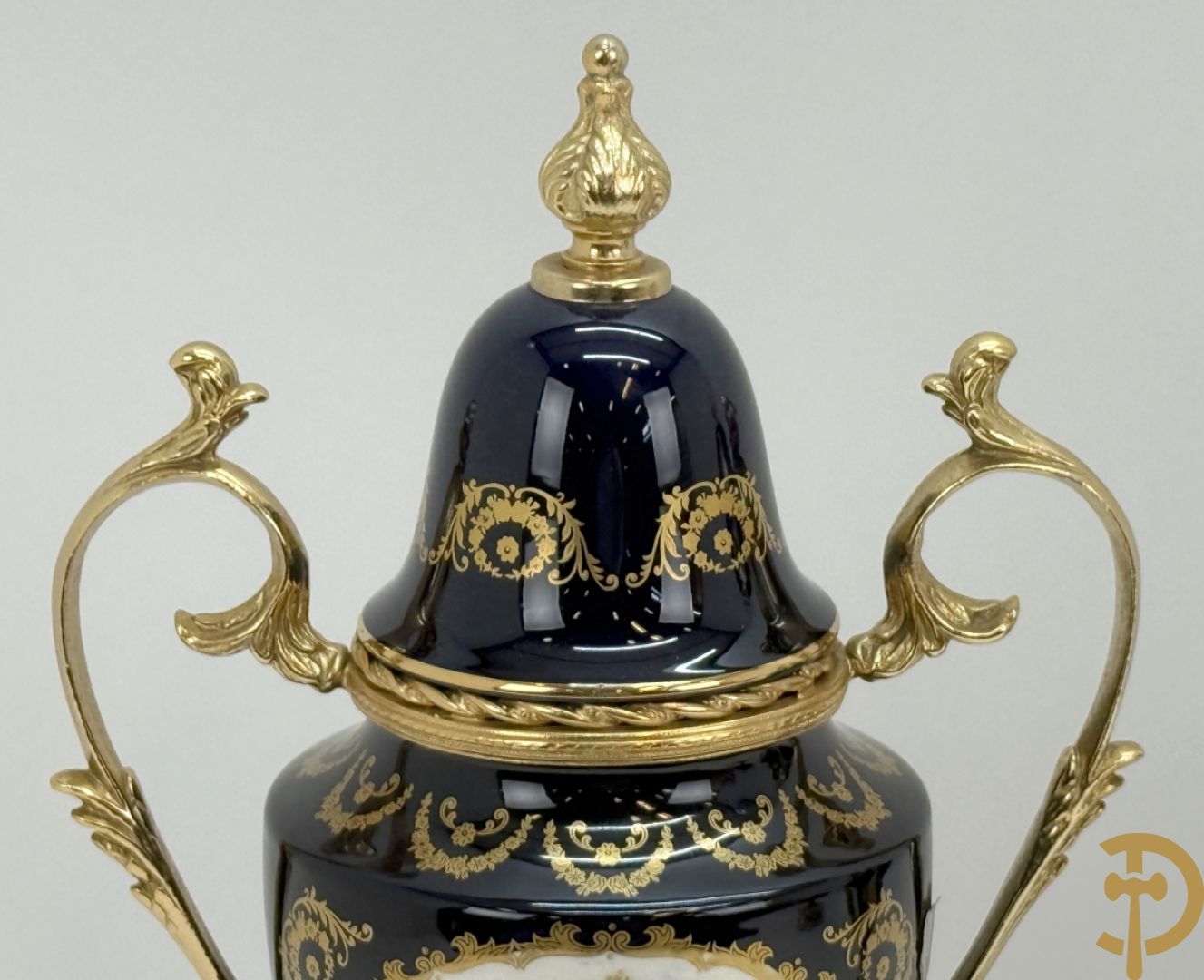 Driestel Sèvres stijl bestaande uit paar dekselpotiches met koperen ornamenten en romantisch decalcomanie decor, Sèvres stijl+ dekselcoupe met Sèvres en romantisch decor