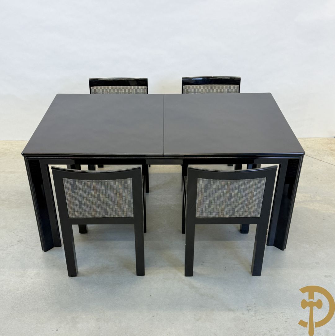 Zwartgelakte uittrekbare vintage designtafel met 4 bijhorende stoelen model 