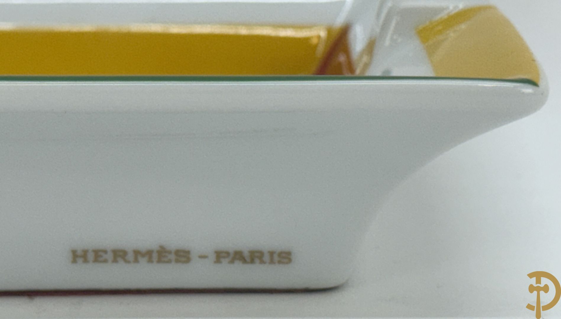 Twee porseleinen asbakken met afbeelding maquette van boot, Hermes Paris made in France getekend
