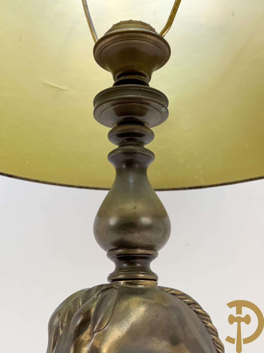 Vintage lampadaire in messing met paardenkop op onix marmeren sokkel