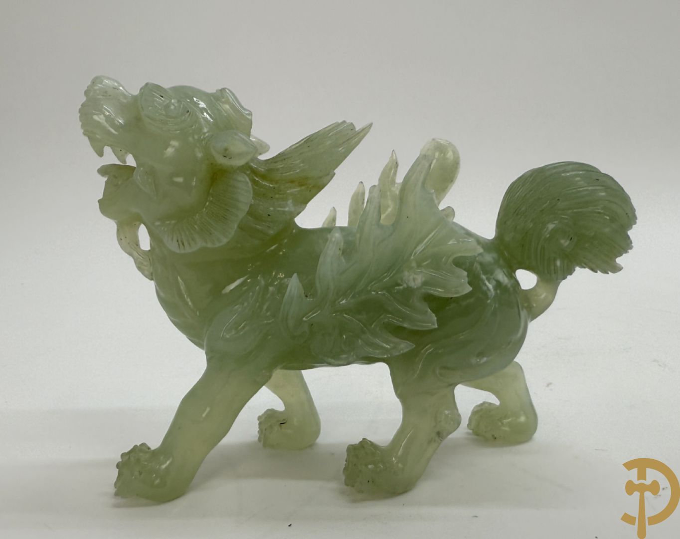Drie Chinese handgestoken sculpturen van rammen en gevleugelde fo hond en in speksteen en jadeiet