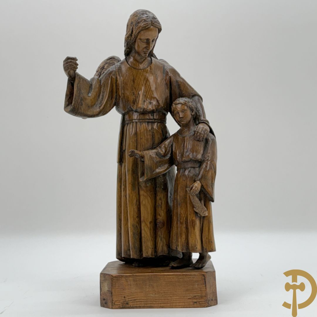 Houtsculptuur van engel met jongeling