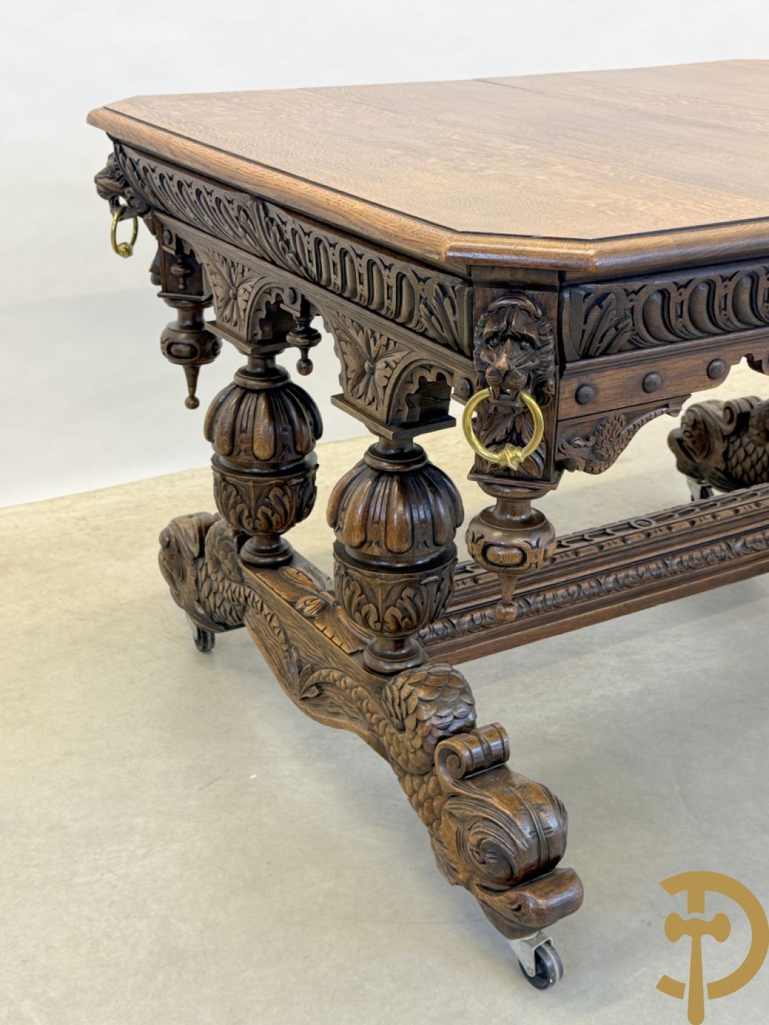 Massief eiken dolfijnetafel met knorrenlijst en leeuwenkoppen, Neo Renaissence stijl + 6 eiken stoelen met sculptuur