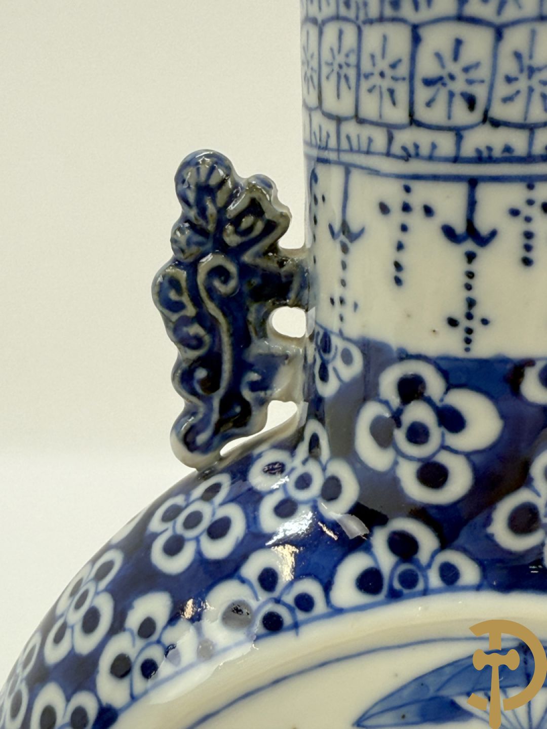 Chinese porseleinen maanvaas met geanimeerd decor