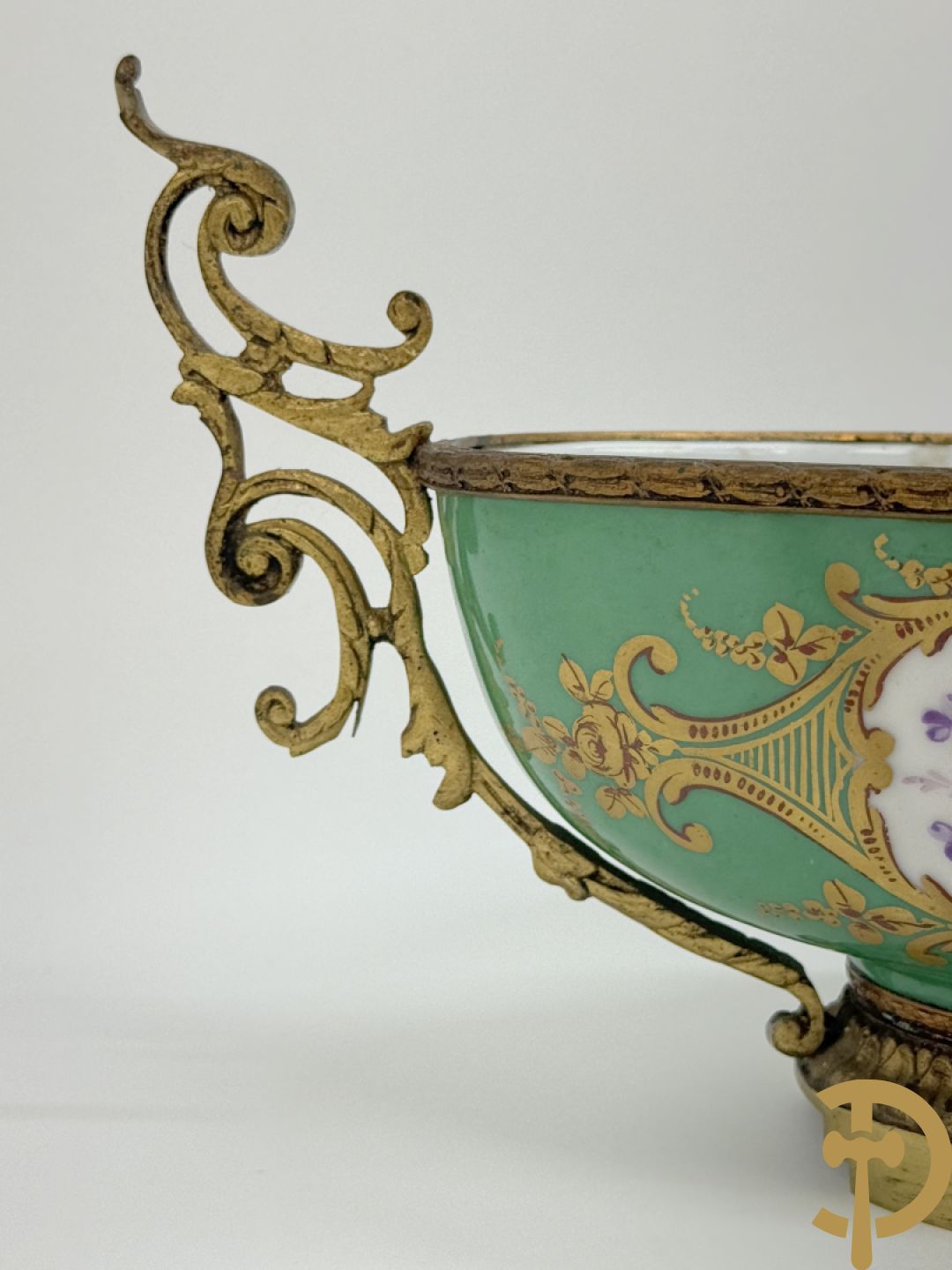 Sèvres cachepot met dubbel decor van handbeschilderde romantische dames en bloemendecor + cachepot in Frans porselein met bloemendecor gevat in bronzen houder + Limoges medici vaas met zwanehalzen
