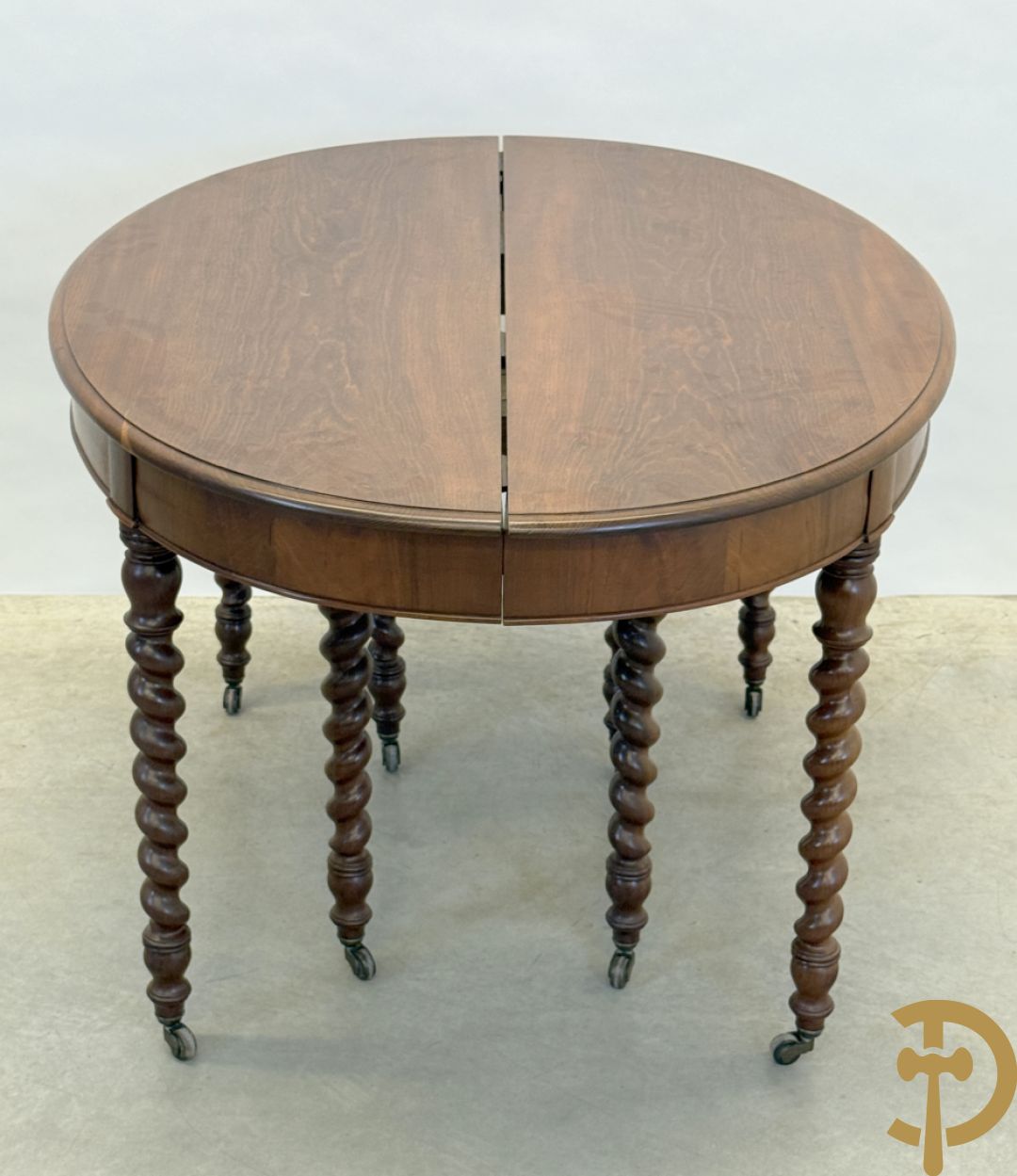 Massieve mahoniehouten Charles X tafel op 8 getorste en gespiegelde poten, midden 19e