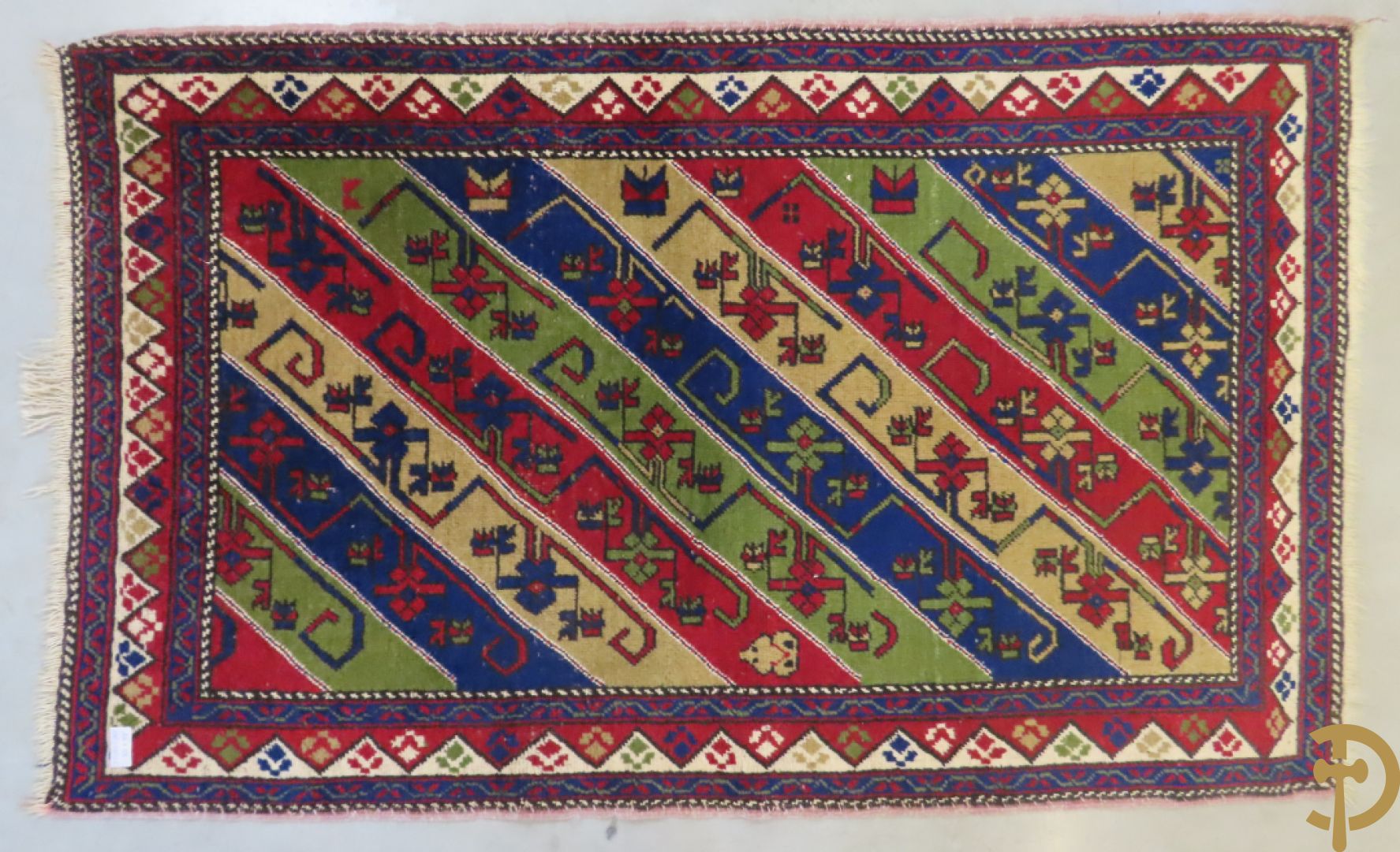 Oosters handgeknoopt tapijt met diagonale kleurbanden  + rood handgeknoopt tapijt met centraal motief + klein handgeknoopt tapijt met bloemenpatroon