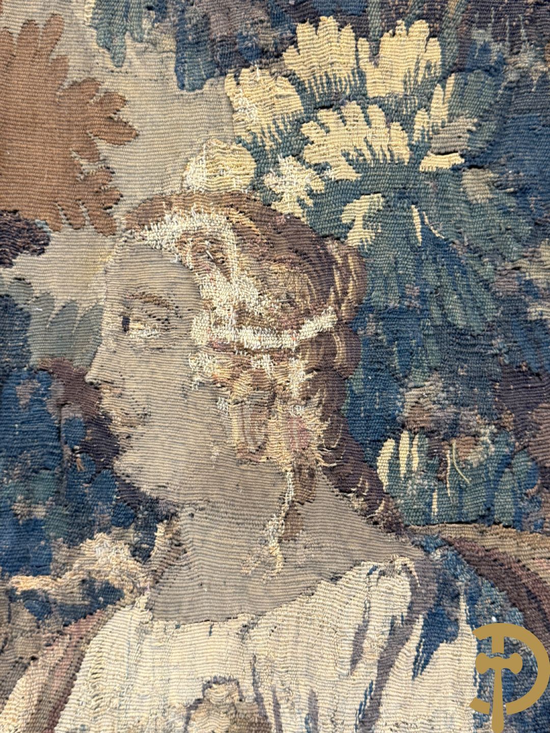 Fragment van wandtapijt met geanimeerde mythologische scène, omgeven door florale omranding, 18e