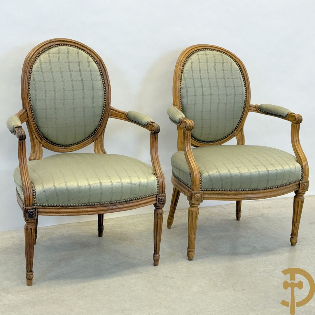 Paar Louis XVI stijl armzetels met ovale medaillon - op gecanneleerde poten