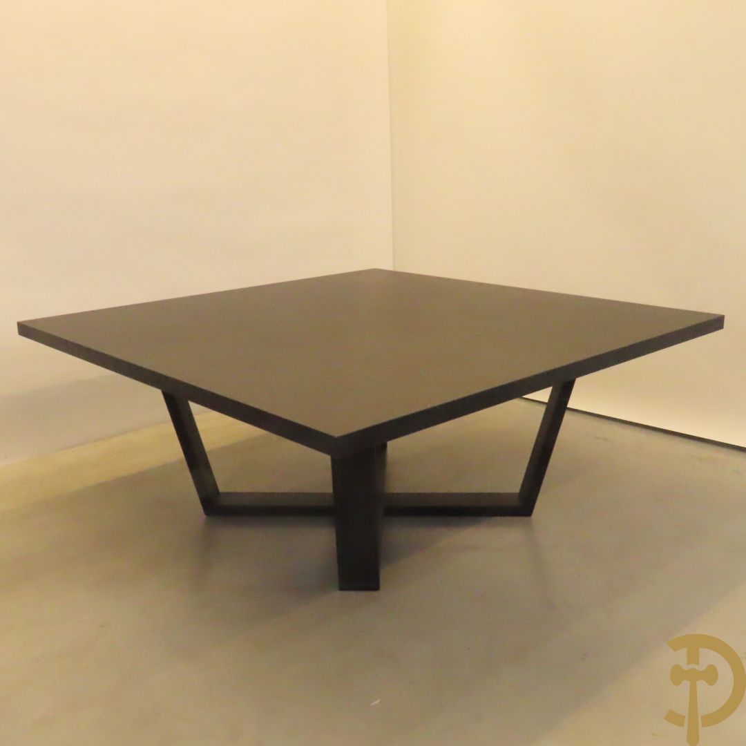 Grote moderne vierkante tafel met zwartgelakt ruitvormig fineer op kruisvormige voet, Maxalto uitgegeven door B & B Italia