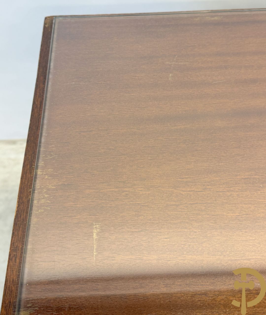 Notelaren tafel met glazen blad op vier ballustervormige poten - bezet met bollen op de zijkant
