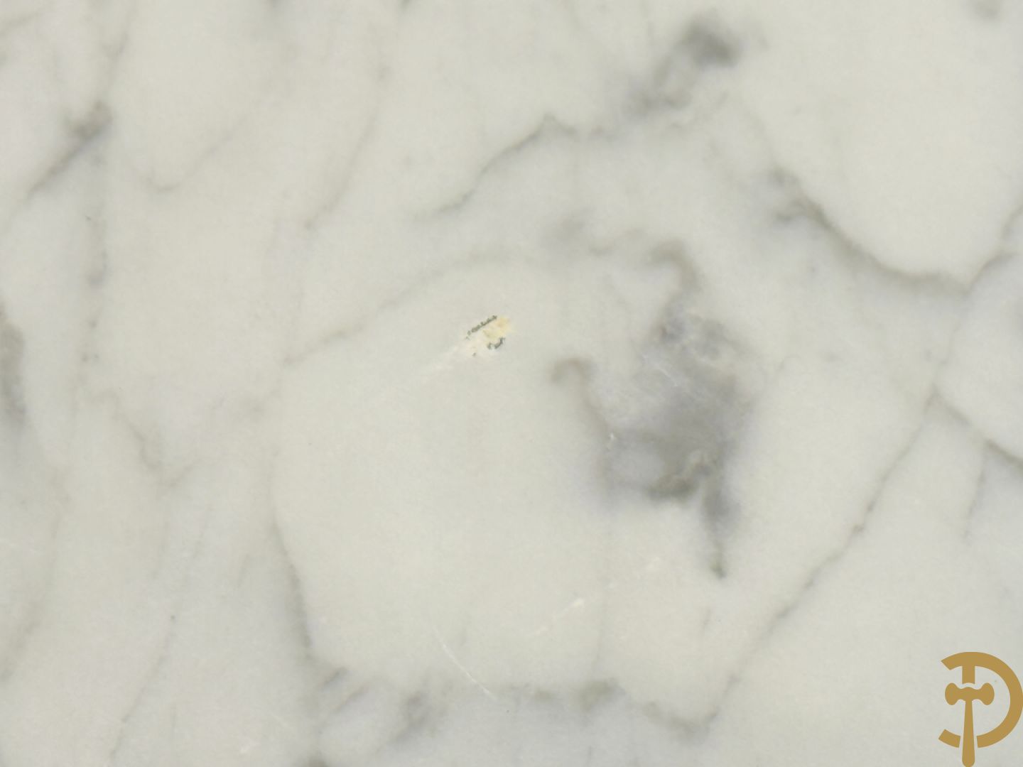 Italiaanse cararamarmeren designtafel op centrale konische voet, ontworpen door Angelo Mangiarotti, jaren 