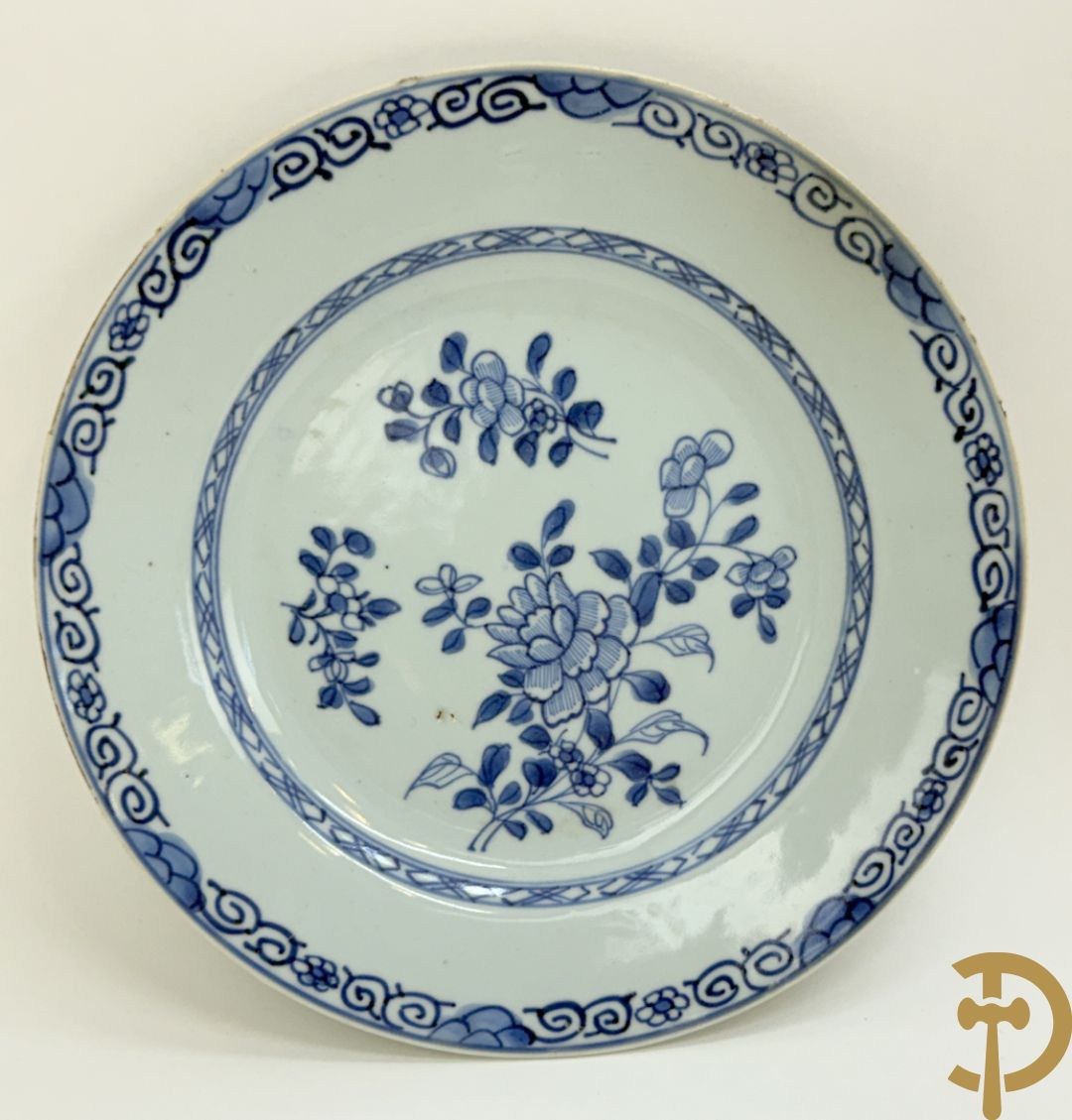 Vijf Chinese porseleinen bordjes met bloemendecor + 3 Japanse bordjes
