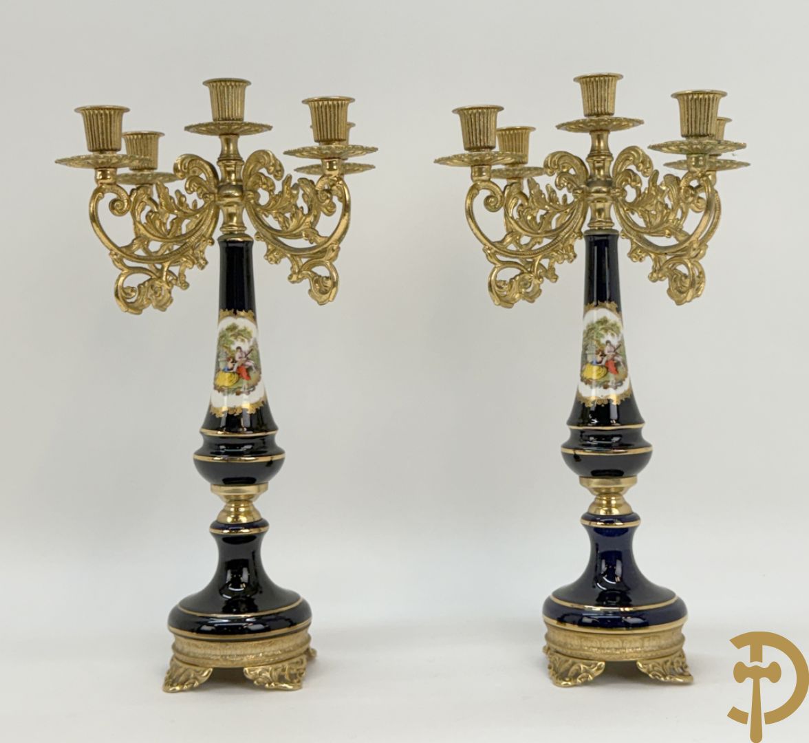 Paar koperen kandelaars met Sèvres stijl ornamenten