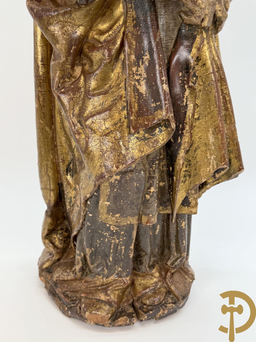 Gepolychromeerde houtsculptuur van man met mantel