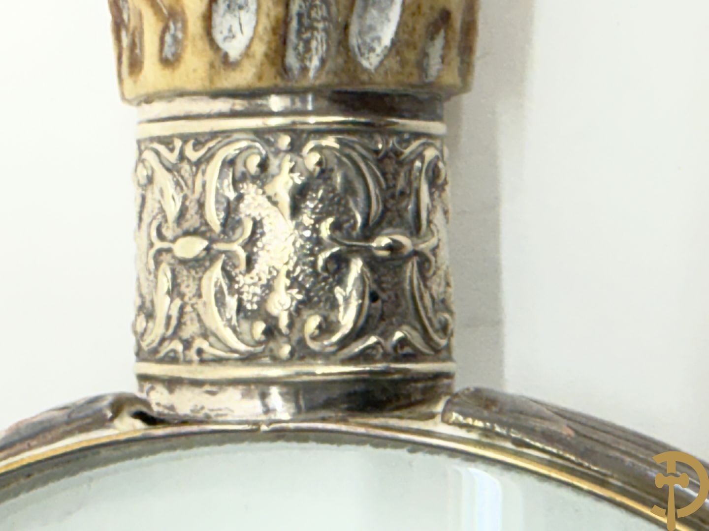 Verzilverde kader met Louis XVI motieven en geslepen spiegel + vergrootglas imet benen handvat en verzilverde montuur