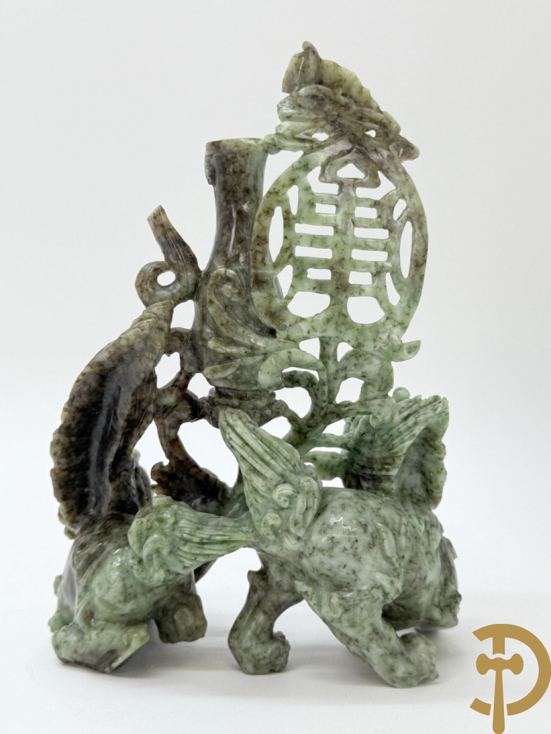 Sculptuur in speksteen van natuurtafereel met vogels en pioenrozen + speksteen sculptuur tafereel van 2 fo honden en vaas