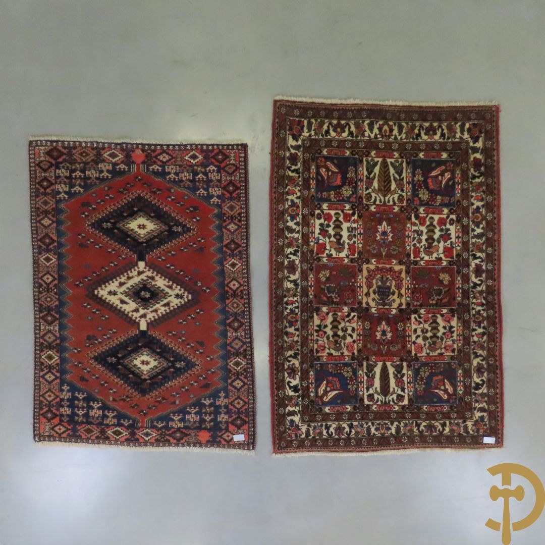 Iranees handgeknoopt tapijt met patronen + Iranees handgeknoopt tapijt Hamadan
