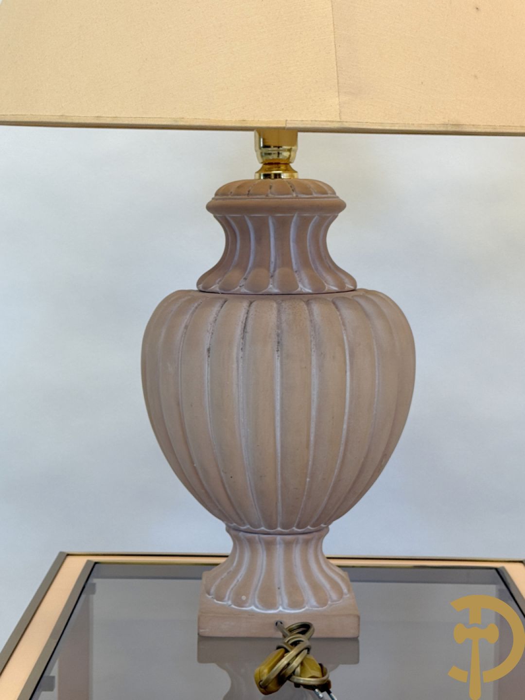 Paar bijzettafels met koperafwerking en glazen fumé blad + 2 bijhorende lampadaires in terra cotta
