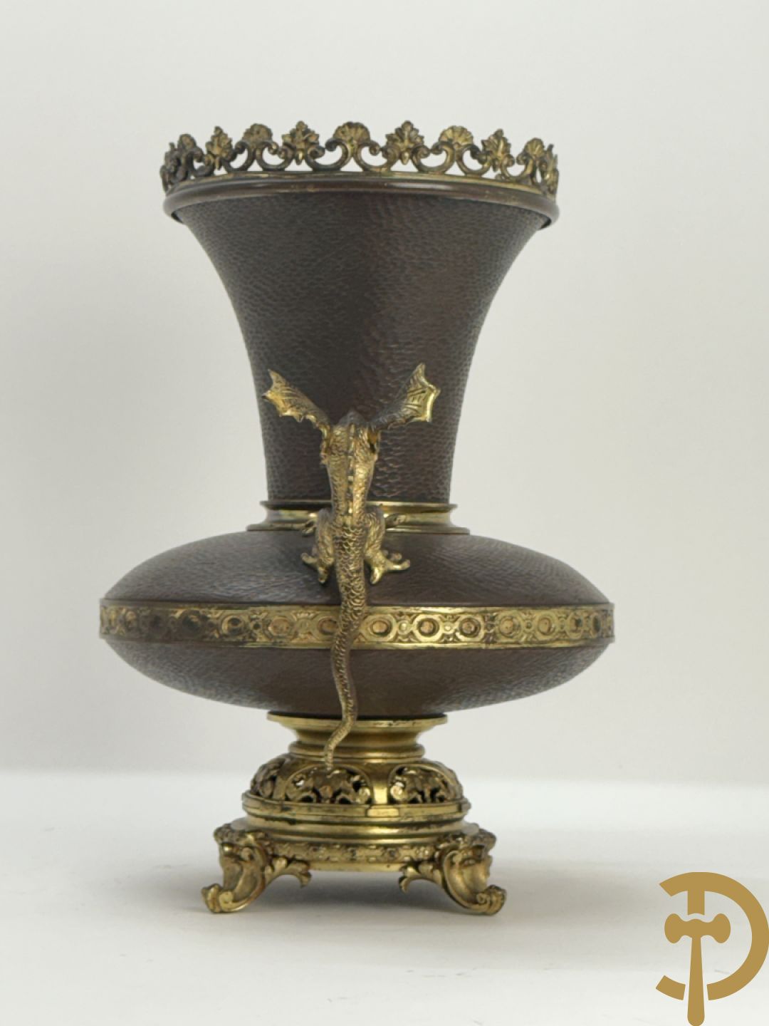 Koperen siervaas met bronzen ornamenten van hagedissen en draken